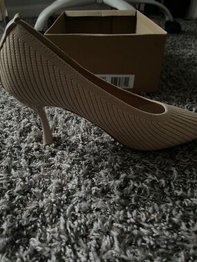 CUSHIONAIRE Women's Beige Pointed Knit Heels
